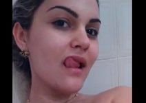 Noiva putinha ficando peladinha no banheiro gravando um vídeo porno para o amante escondida do corno
