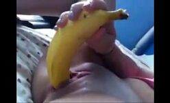 Enfiando a banana no cuzinho para gozar gostoso Porno Amador
