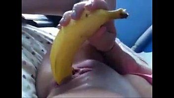 Enfiando a banana no cuzinho para gozar gostoso Porno Amador