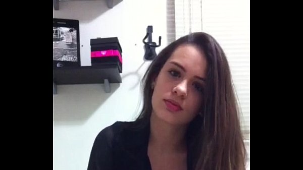 Bianca de 20 anos masturbando a bucetinha ao vivo na WebCam
