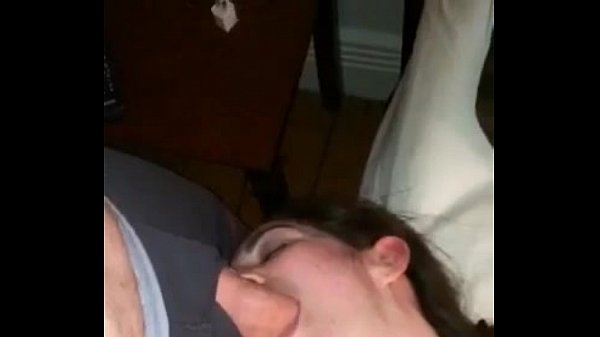 Novinha chapada mamando uma rola grande e masturbando a bucetinha