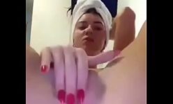 Loirinha batendo uma siririca depois do banho filmando tudo com seu celular